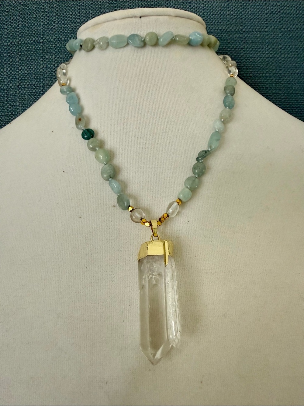 Healing Crystal Pendant Necklace with natural Aquamarine stones